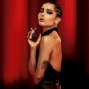 BLACK OPIUM EAU DE PARFUM SOBRE VERMELHO